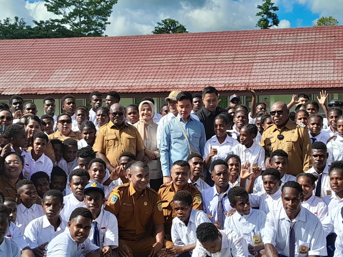 Wakil Presiden Sambangi Sentral Pendidikan Timika, Menyapa Siswa hingga Tinjau Asrama 